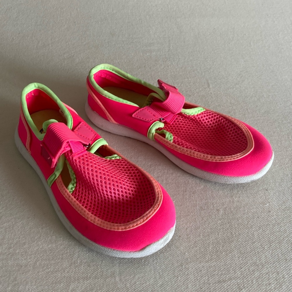 Wonder Nation neon water shoes